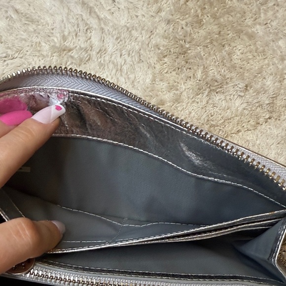 Tory Burch Metallic Leather Continental Zip Around Wallet - Picture 9 of 11